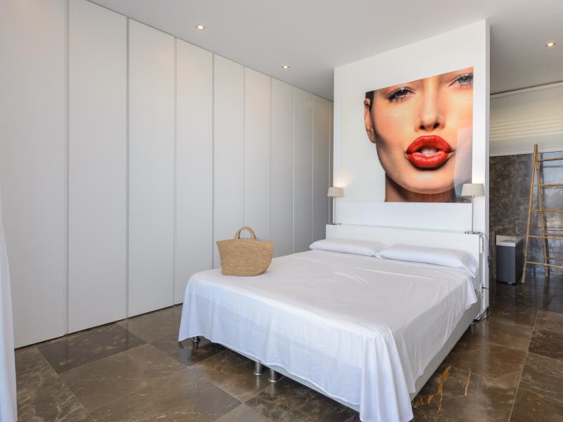 Villa Minimal , East , Roca Llisa 