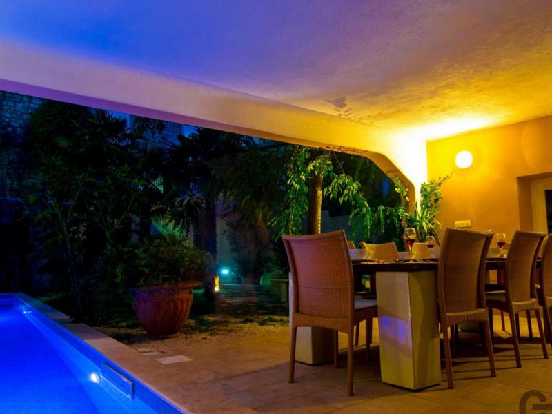 Villa Jelsa Palace , Islands 