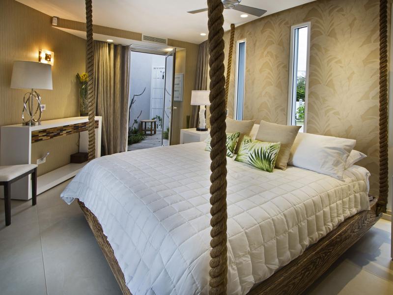 C'est La Vie, Terres Basses , Terres Basses 