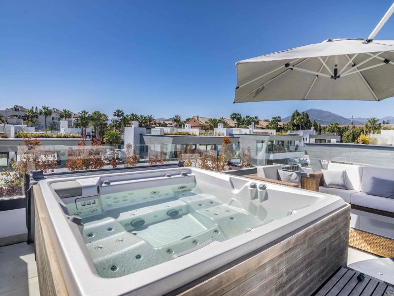 Villa Banus Bay , Marbella , Puerto Banus 