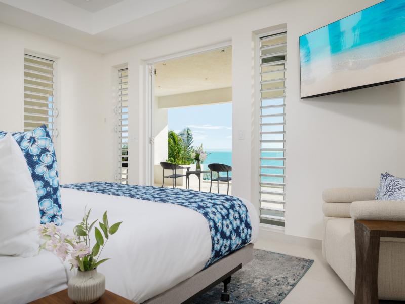 Goldfinger Villa - Beachfront , Long Bay 