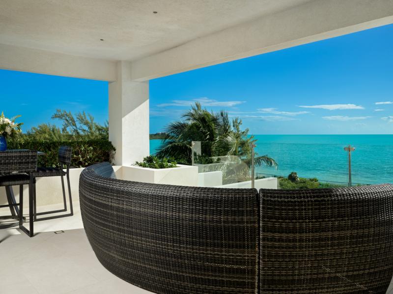 Goldfinger Villa - Beachfront , Long Bay 