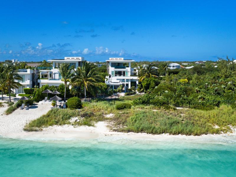 Goldfinger Villa - Beachfront , Long Bay 