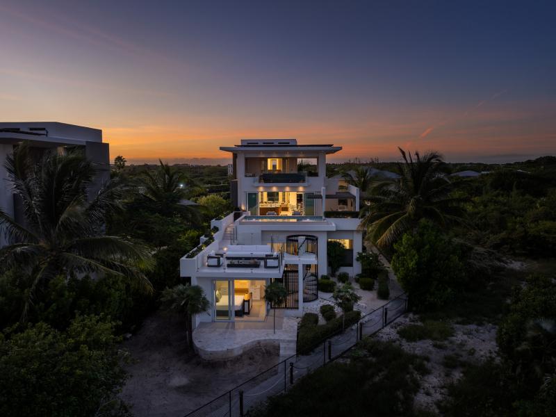 Goldfinger Villa - Beachfront , Long Bay 