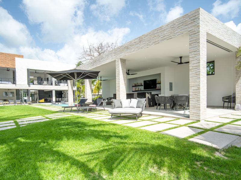 Villa Onyx , Beachfront villas Barbados , St Peter , West Coast Barbados 